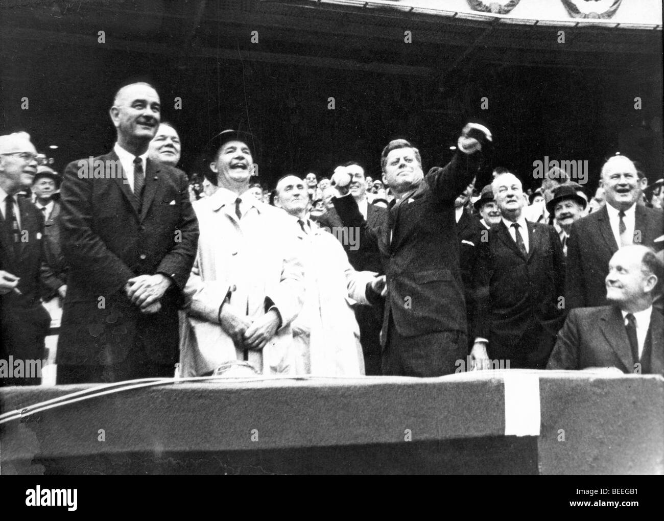 Le président américain John F. Kennedy lance la première balle de cérémonie lors d'un match de la Ligue Majeure de Baseball. Banque D'Images