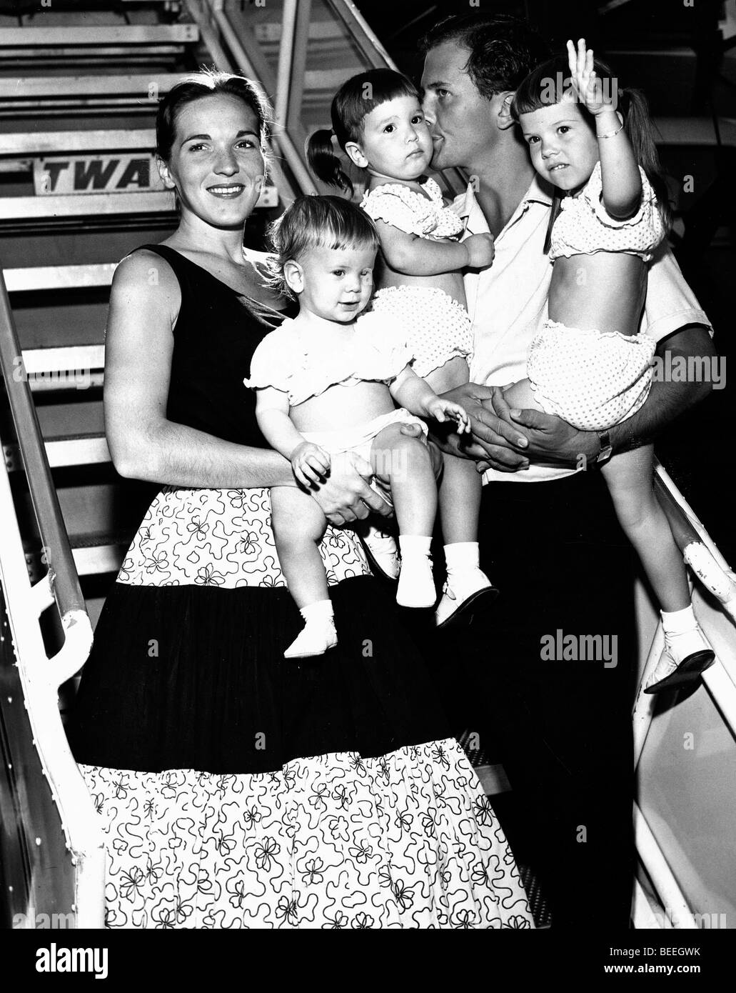 PAT BOONE et épouse la chanteuse Shirley Lee Foley, et trois de leurs quatre filles se préparent à bord d'un vol TWA à la fin des années 50. Banque D'Images