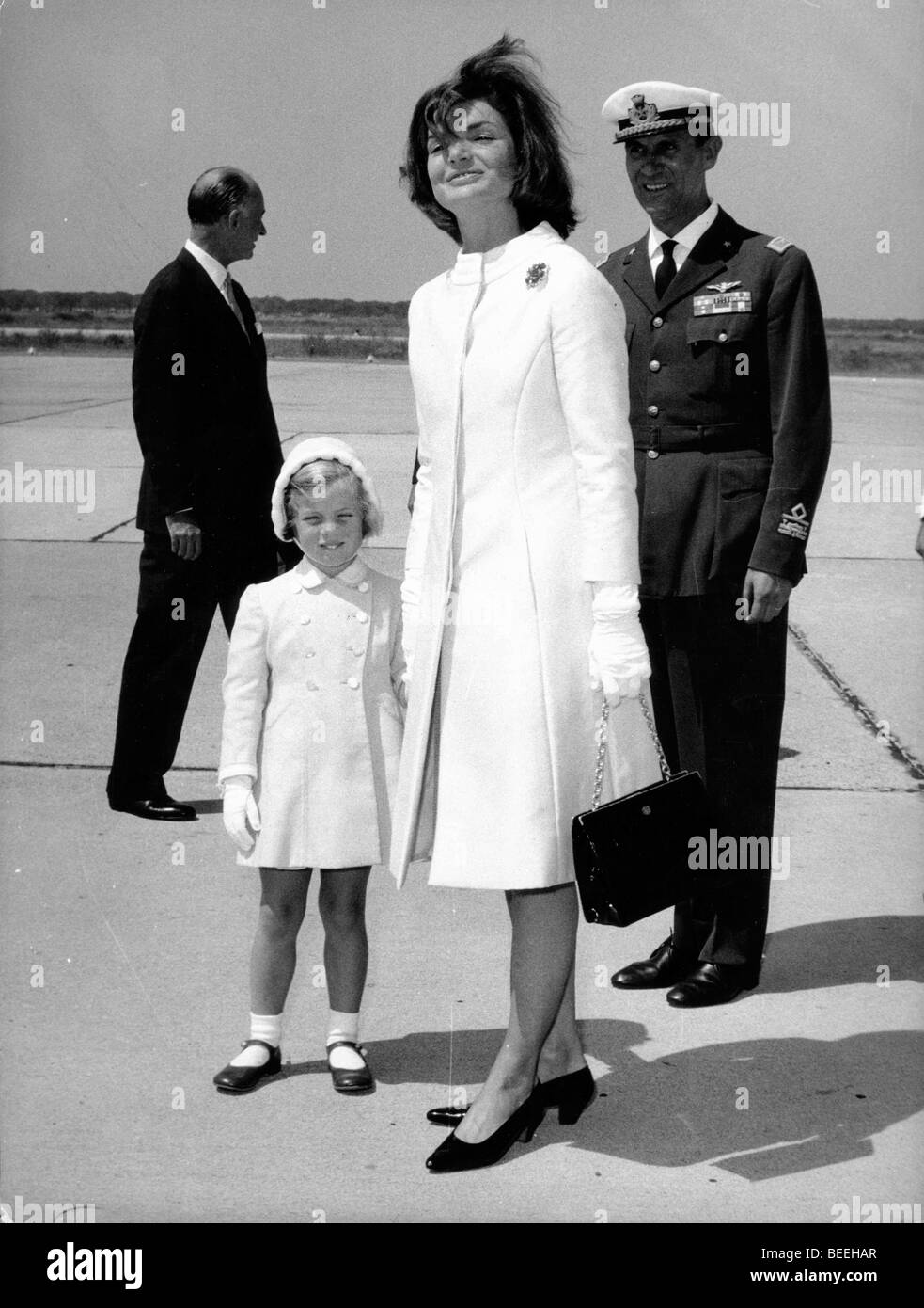 La Première Dame Jackie Kennedy et Caroline à l'aéroport Banque D'Images