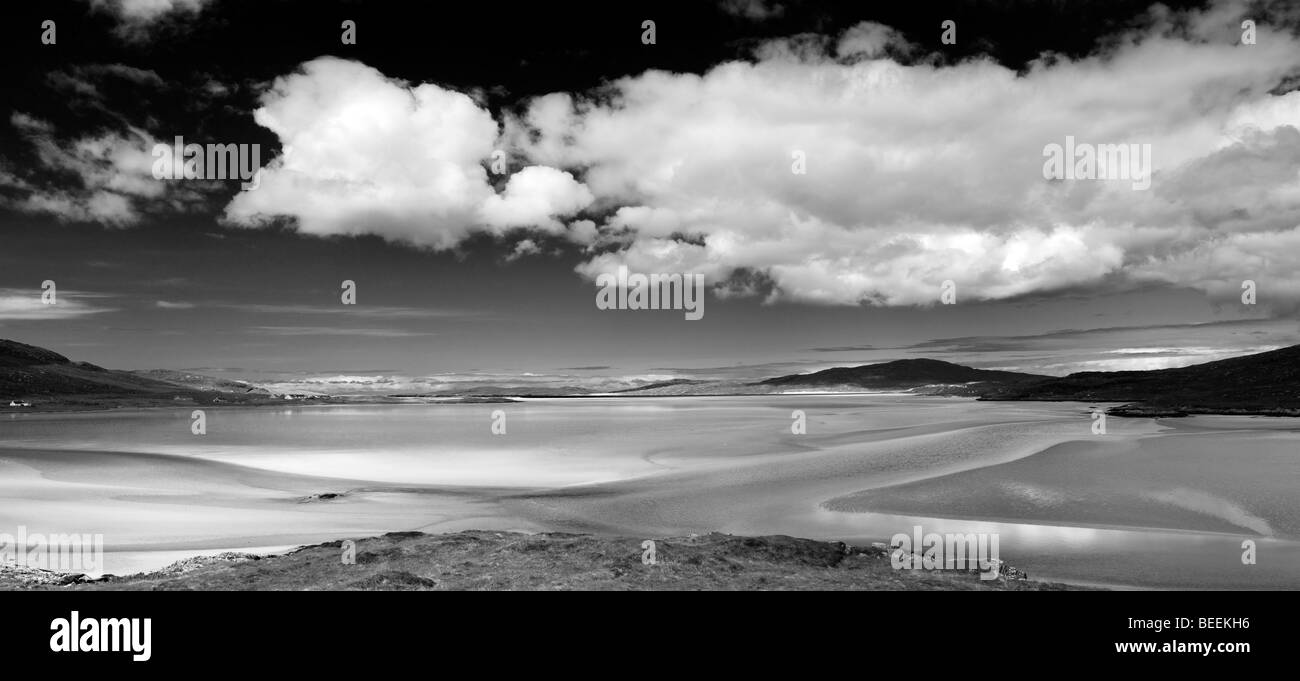 Luskentyre beach, Isle of Harris, Hébrides extérieures, en Écosse, Vue Panoramique. Le noir et blanc Banque D'Images