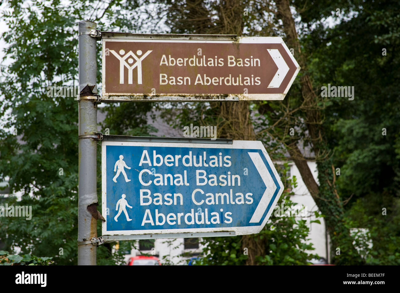 La signalisation bilingue anglais gallois sur la Neath Canal au bassin Aberdulais près de Neath South Wales UK Banque D'Images