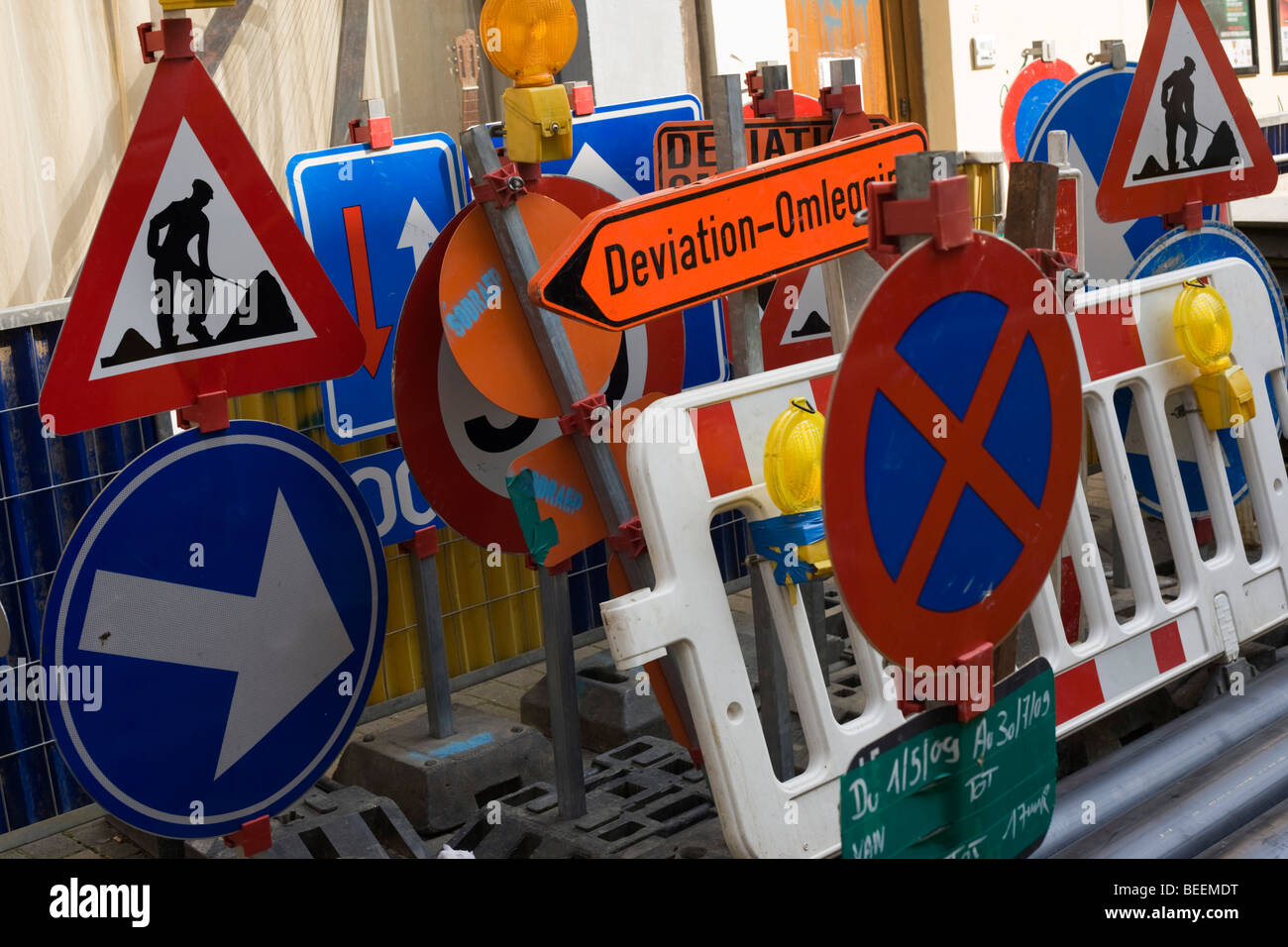 Une pile de panneaux belge bilingue sont prêts à l'emploi des travaux routiers sur un trottoir à Saint-Gilles Bruxelles Banque D'Images