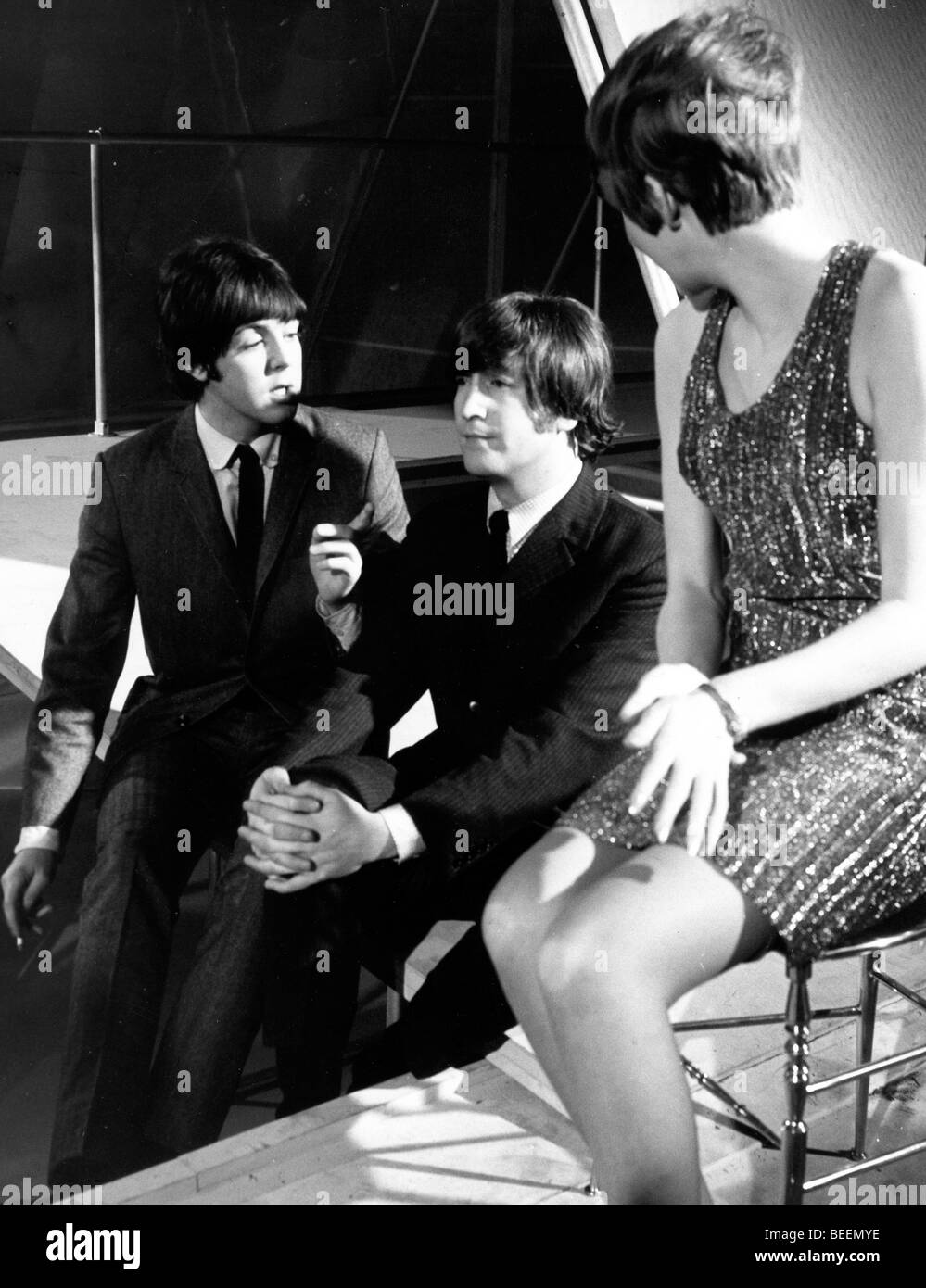 Les Beatles avec Cilla Black en prenant une pause de tournage d'une émission spéciale Banque D'Images