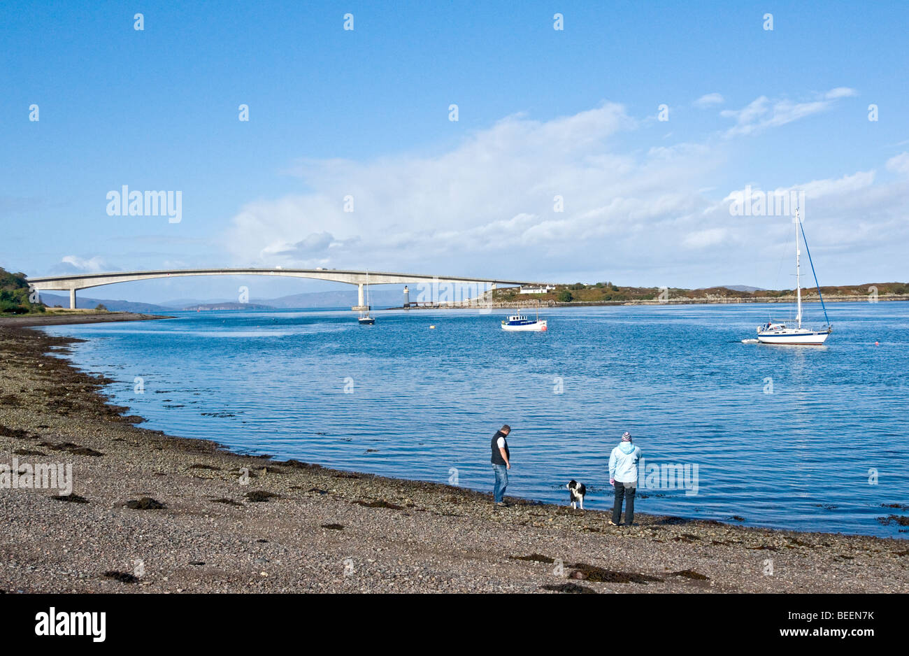 Le pont de la route Skye vue de Kyleakin reliant l'île de Skye avec le Mainland écossais à Kyle de Lochalsh Ecosse Banque D'Images