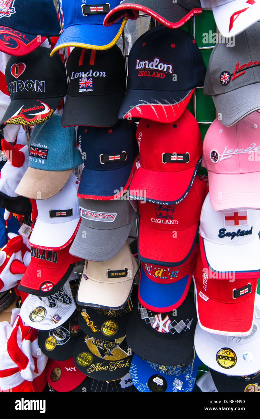 Masquent les dislpay de casquettes de baseball pour les touristes à Londres, Royaume-Uni Banque D'Images
