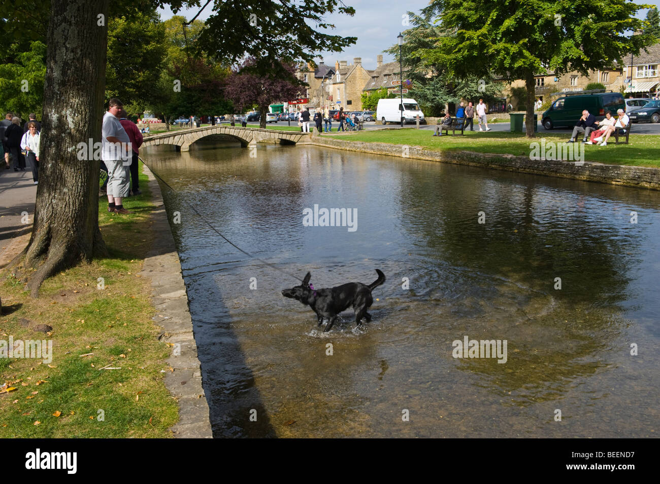 Pont sur la rivière Windrush dans village de Cotswold Bourton On The Water Gloucestershire England UK Banque D'Images