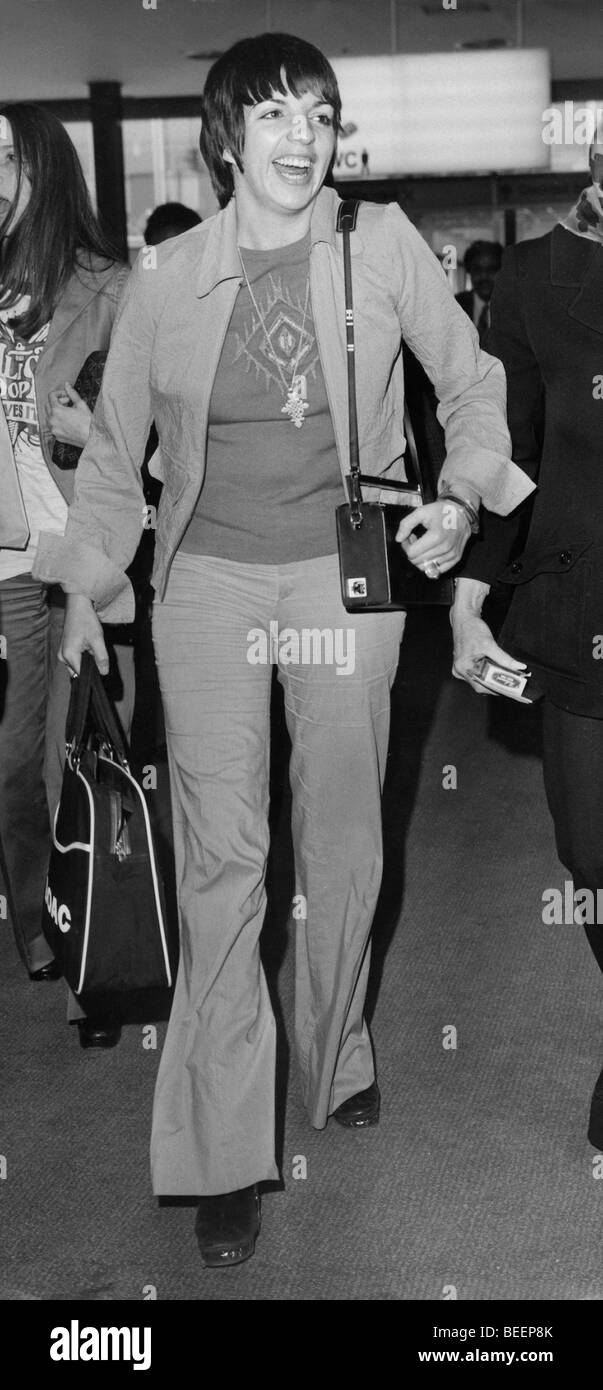 Heureusement la chanteuse Liza Minnelli promenades à travers l'aéroport de Heathrow en route pour Chicago à effectuer de concert Banque D'Images