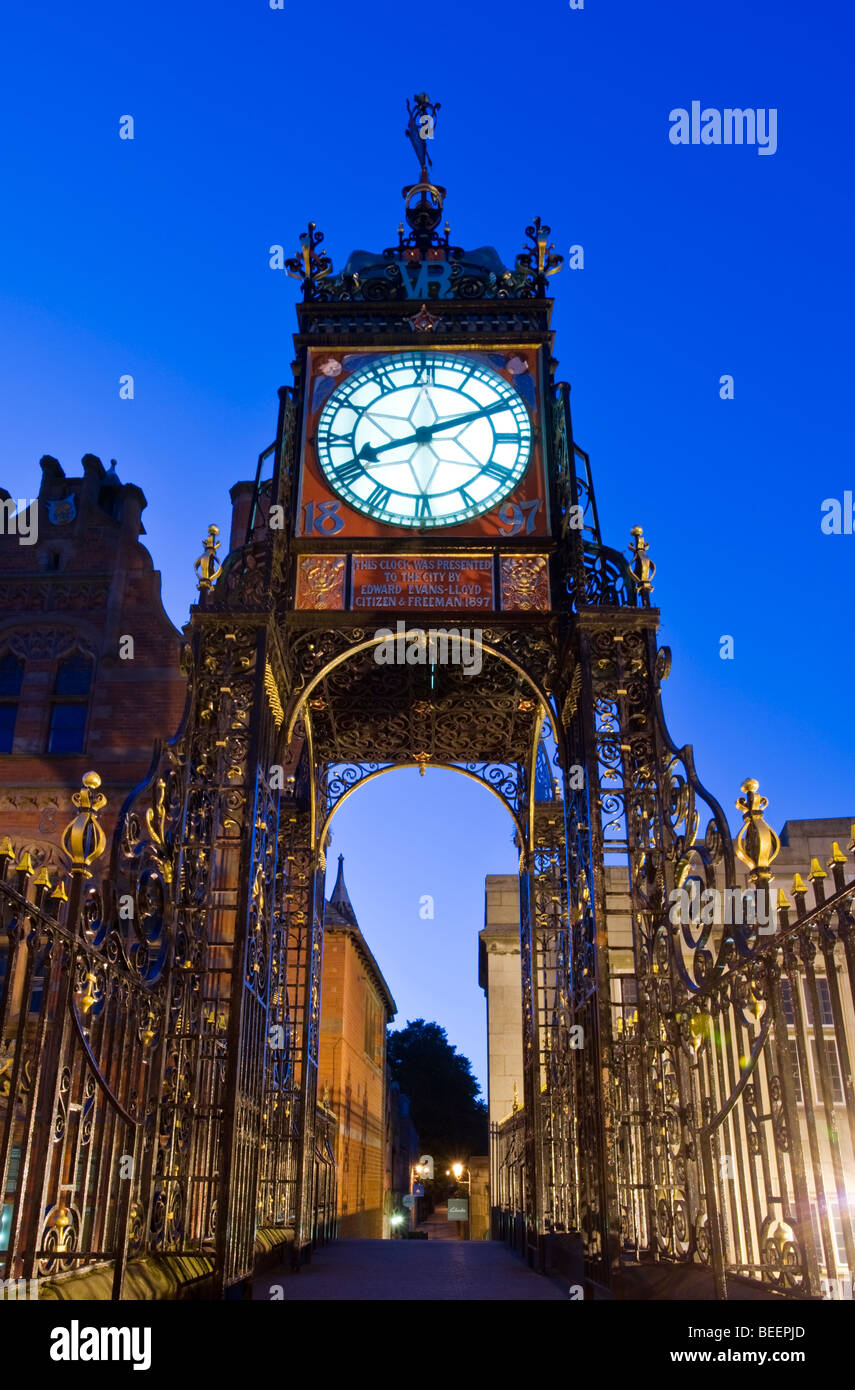 Les Infirmières de l'Eastgate Clock sur les murs de la ville la nuit, Chester, Cheshire, Angleterre, Royaume-Uni Banque D'Images