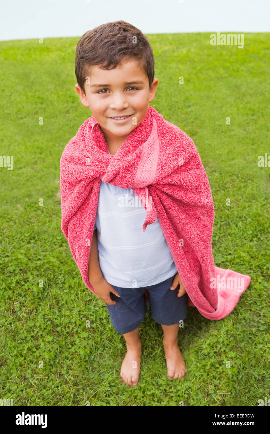 Hispanic boy wearing cape de bain Banque D'Images