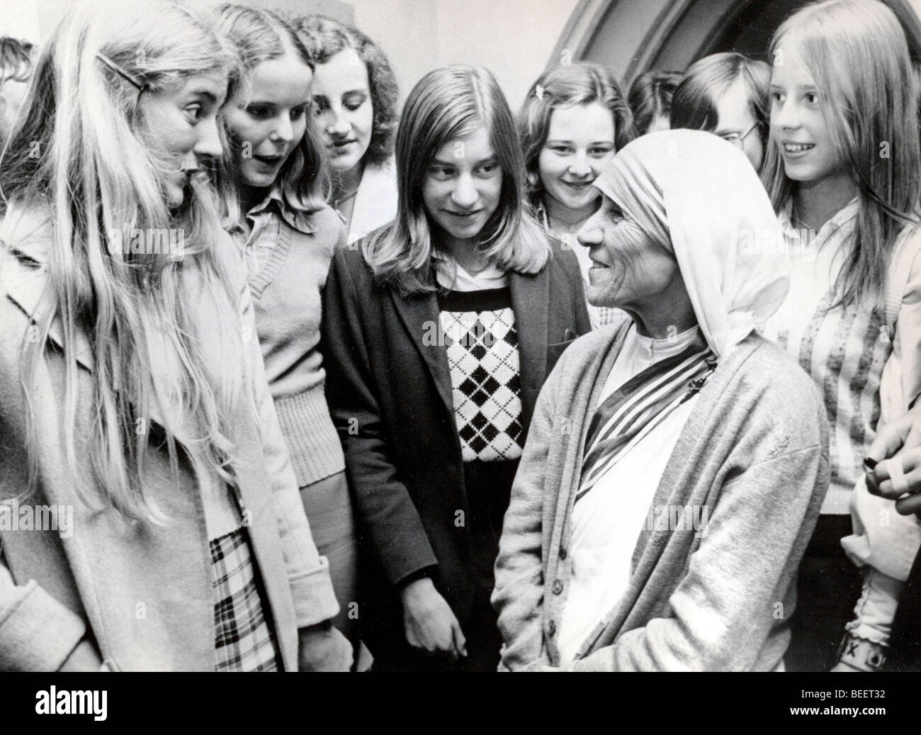 Mère Teresa (AGNES Gonxha Bojaxhiu) Discuter avec les jeunes filles de la cathédrale de Guildford à Londres Banque D'Images