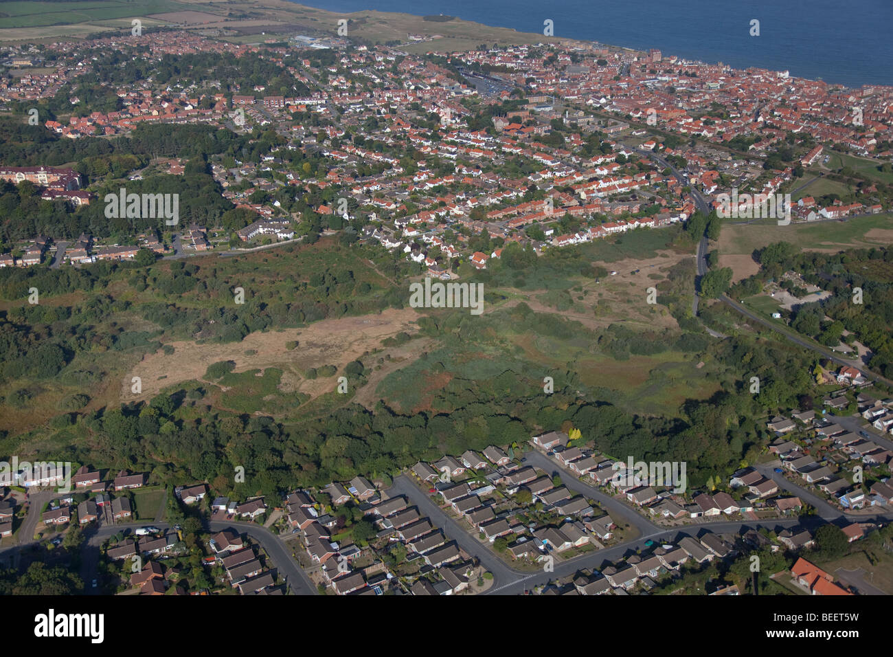 Ville de Sheringham et Beeston commun avec West Runton au premier plan Norfolk UK Aerial Banque D'Images