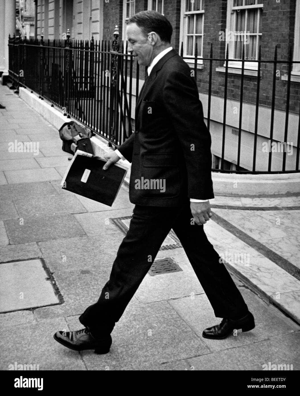 Frank Sinatra sort de sa maison à Grosvenor Square Banque D'Images
