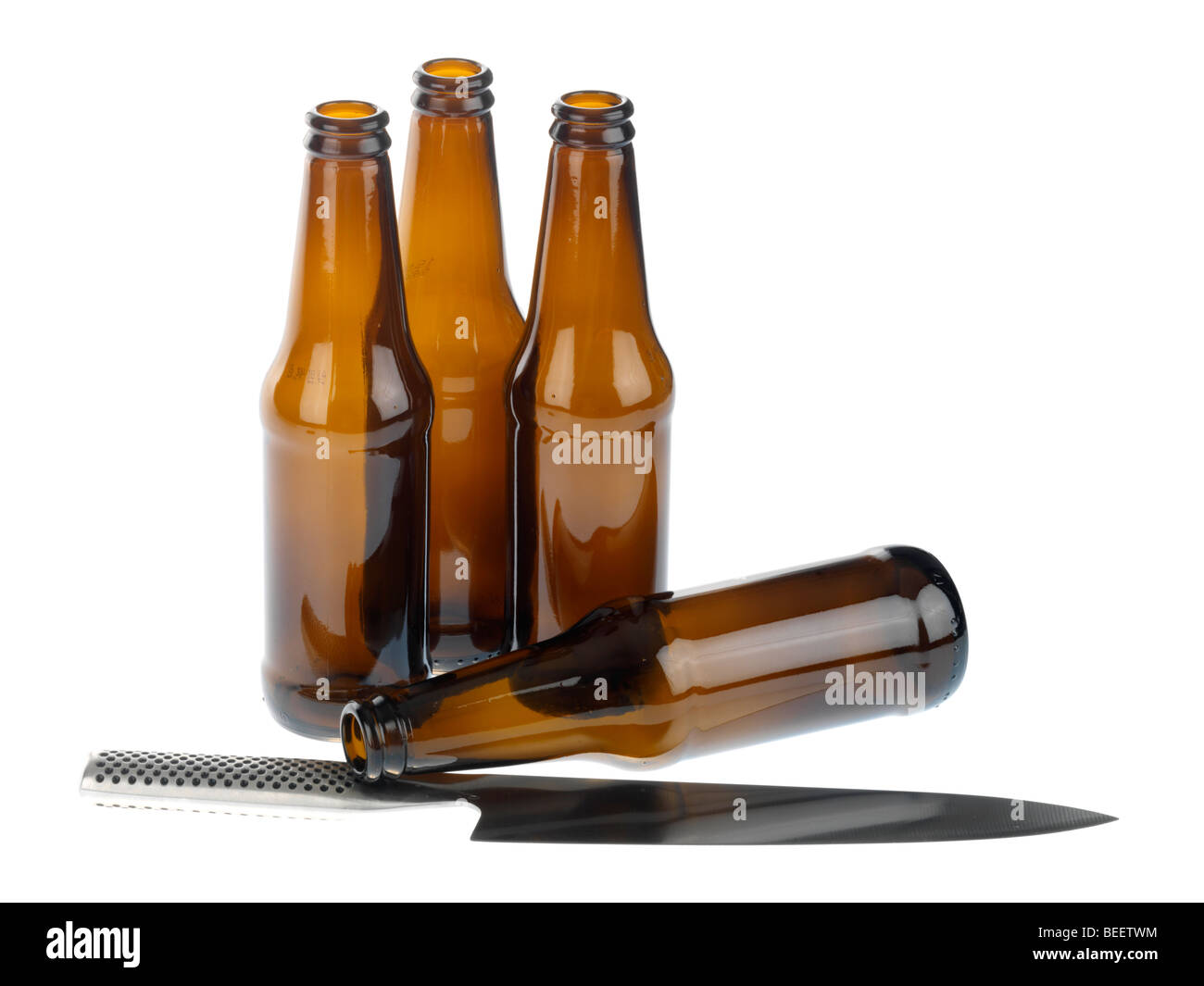 Les bouteilles de bière vides avec grand couteau Banque D'Images