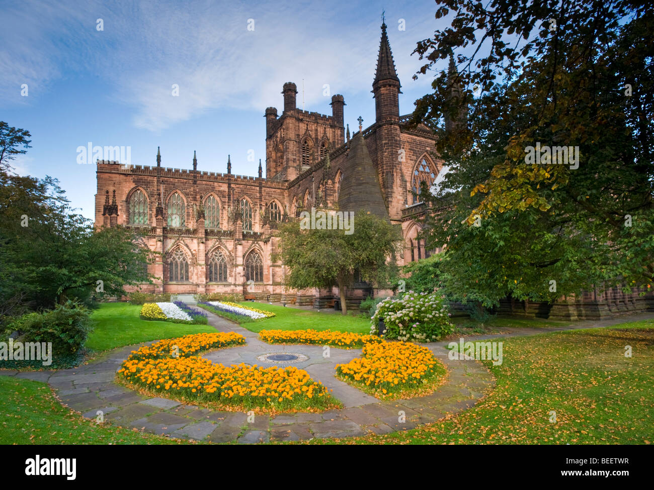 La cathédrale de Chester et jardins en été, Chester, Cheshire, Angleterre, Royaume-Uni Banque D'Images