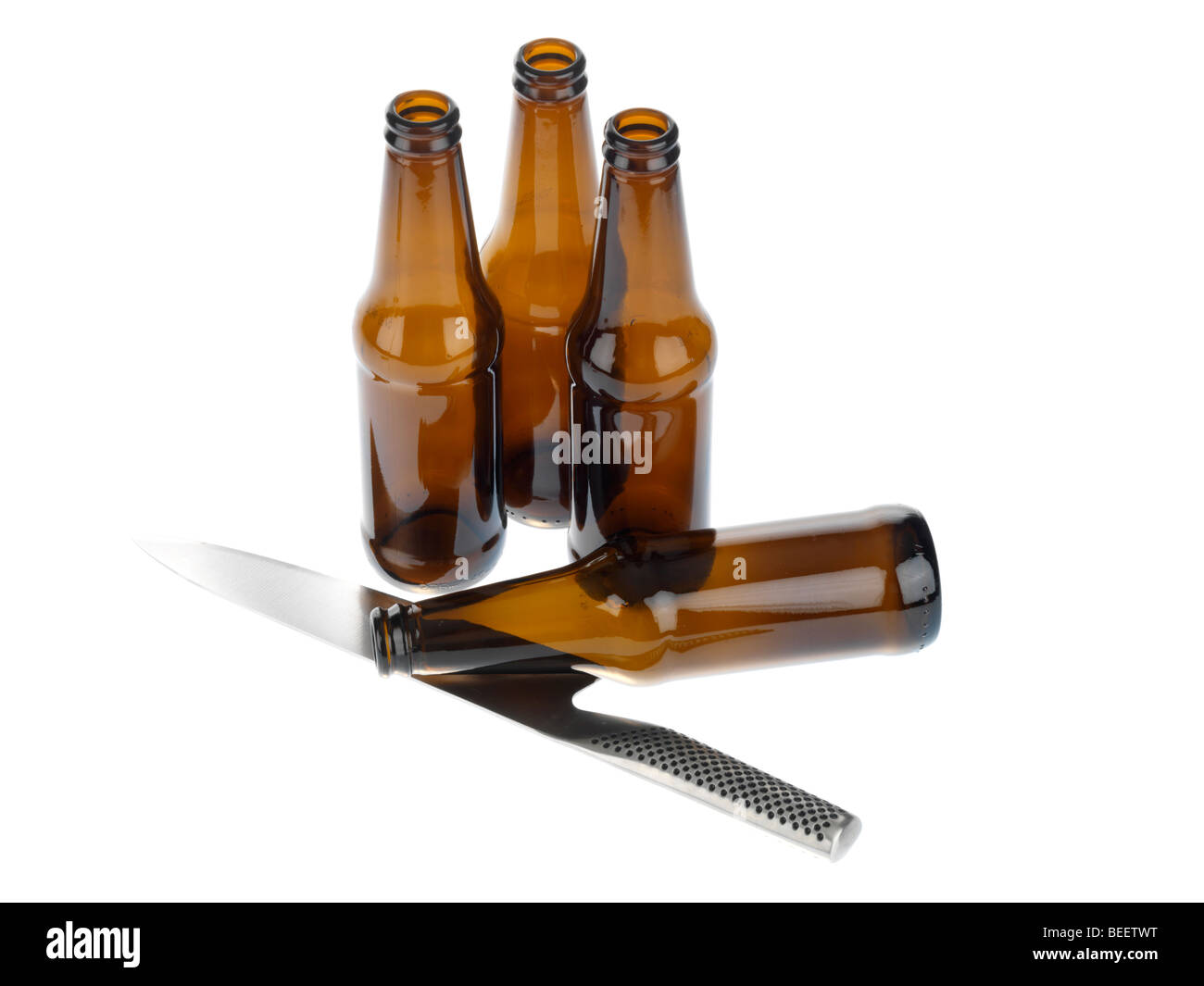 Les bouteilles de bière vides avec grand couteau Banque D'Images