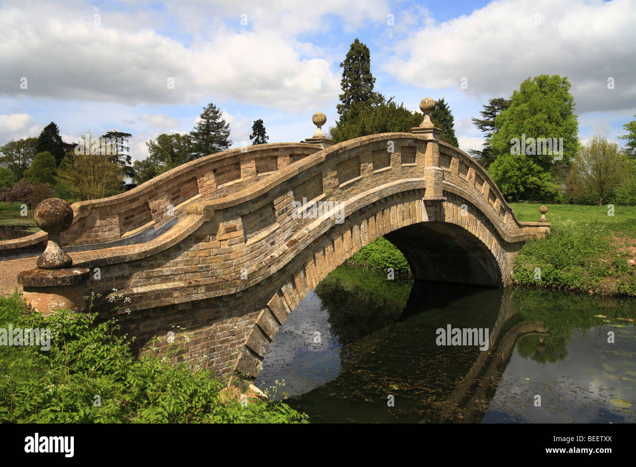'Bridge' style Versailles, Parc Wrest, Stately Home Parc & Jardins, Héritage anglais UK. Banque D'Images