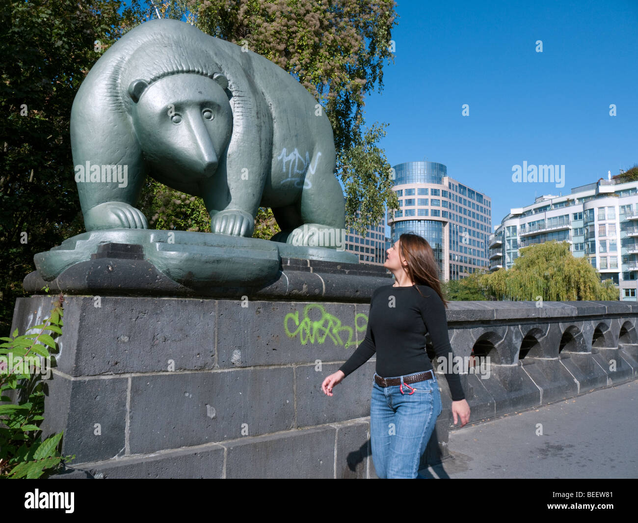 Statue de l'ours sur Moabiter pont dans le centre de Berlin, Allemagne Banque D'Images