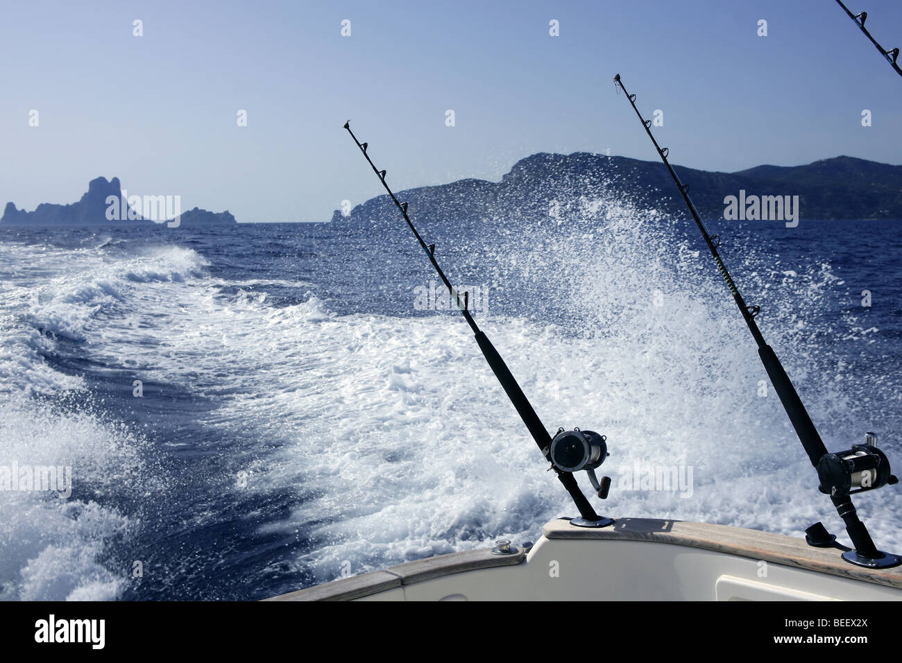Bateau de pêche en eau salée avec cannes et moulinets de pêche à la traîne  Photo Stock - Alamy