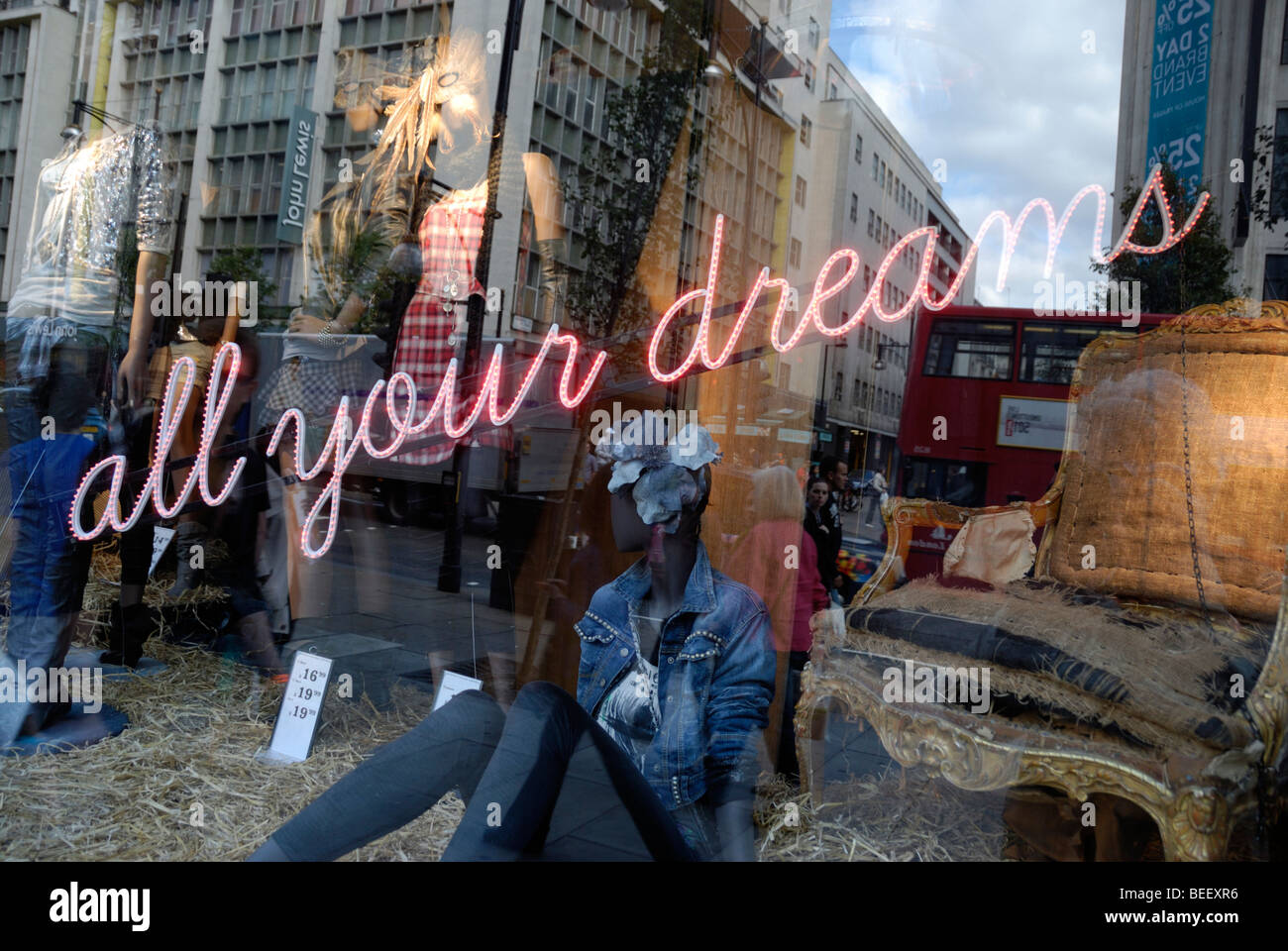 ' Tous vos rêves ' inscrivez-vous sur la vitrine de la mode de Londres Banque D'Images