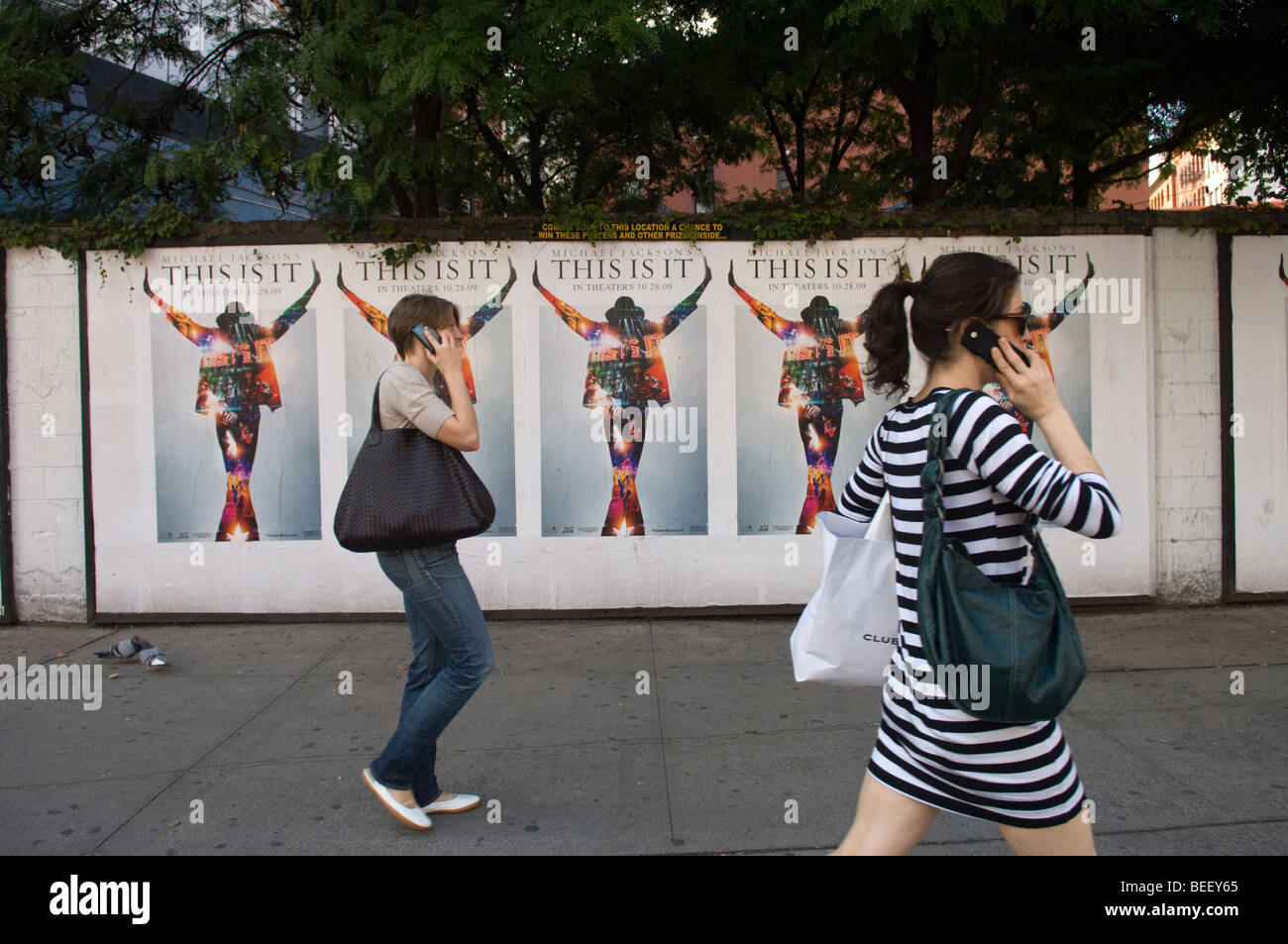 Affiches publicité le film 'Michael Jackson : C'est elle' dans le quartier de l'East Village de New York Banque D'Images