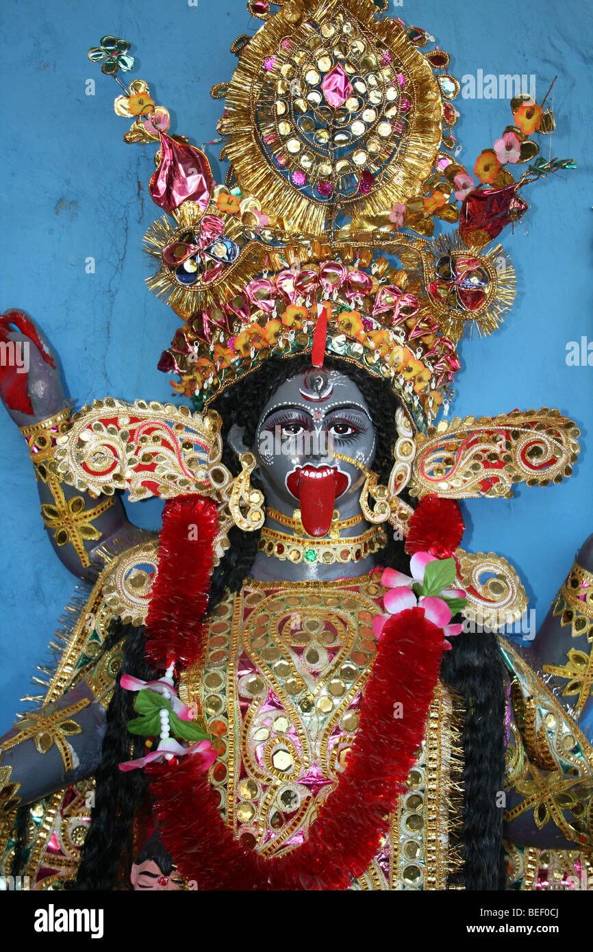 NK GLOBAL Statue de déesse Kali Sculptures de Dieu Hindou en Laiton sculpté à la Main Maa Kali Idol pour Temple Décoration de la Maison Accessoires artisanaux Indiens Cadeaux
