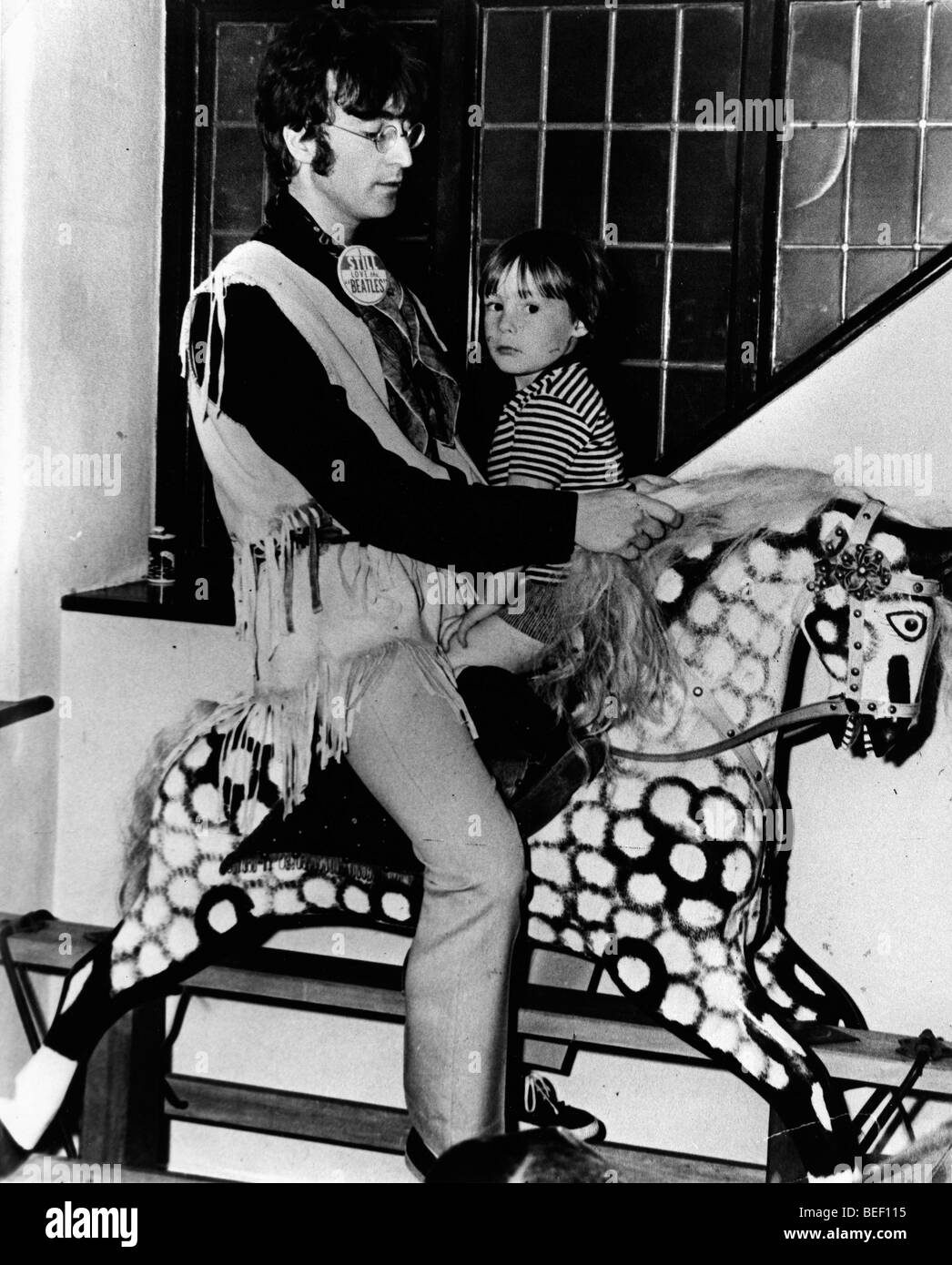 Aug 15, 1968 ; Londres, Royaume-Uni ; singer/songwriter JOHN LENNON (1940-1980) Membre des Beatles avec son fils Julian. (Crédit Image : © Banque D'Images