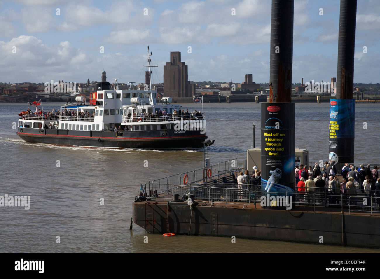 Les touristes et les banlieusards queue à la pier head flottant pour le terminal de ferry ferry mersey sur la Mersey Liverpool Banque D'Images