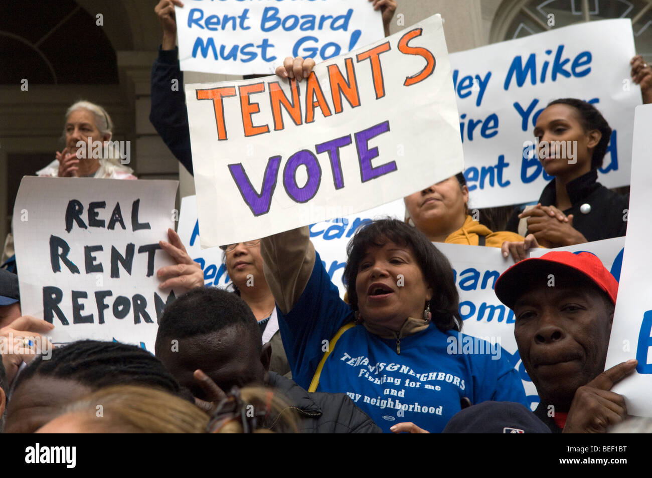 Les locataires, les élus et les sympathisants rallye sur les étapes du City Hall de New York demandant la réforme des lois a louer Banque D'Images