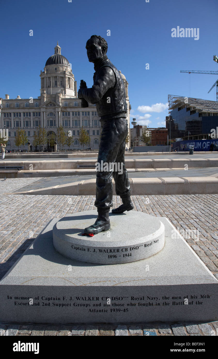 Le capitaine F J Walker CB ASM Royal Navy Pier Head statue en front de Merseyside England uk liverpools Banque D'Images