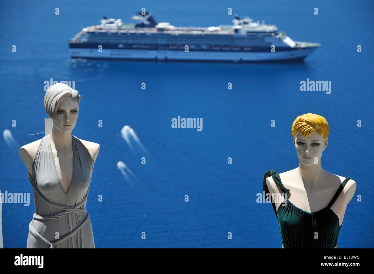 Poupées Mannequin de boutique touristique et la croisière navire à la ville de Fira, Santorini Island, Grèce Banque D'Images