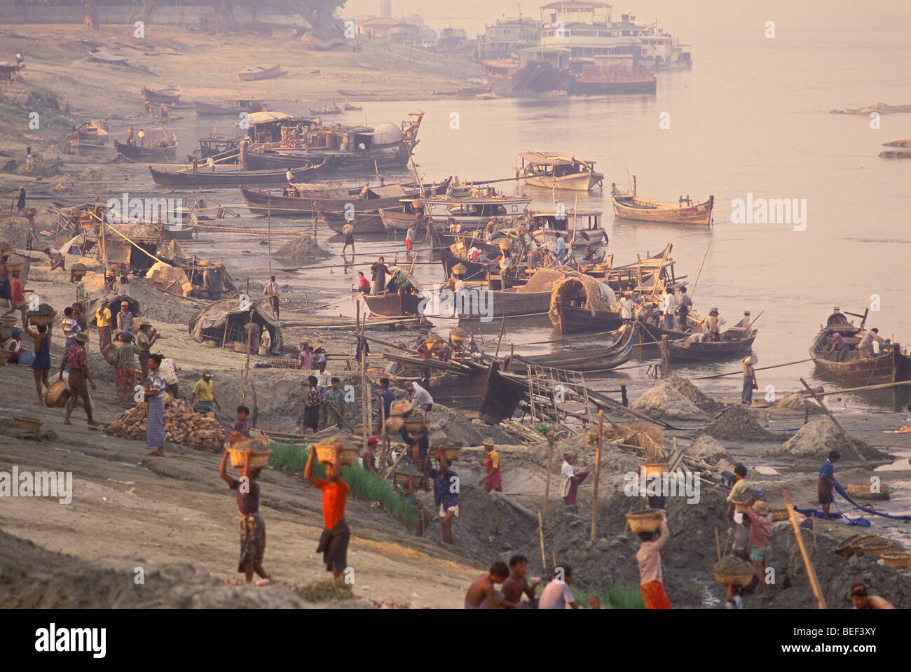 Les personnes arrivant par bateau au front de Gau Gagner Jetty, Birmanie Banque D'Images