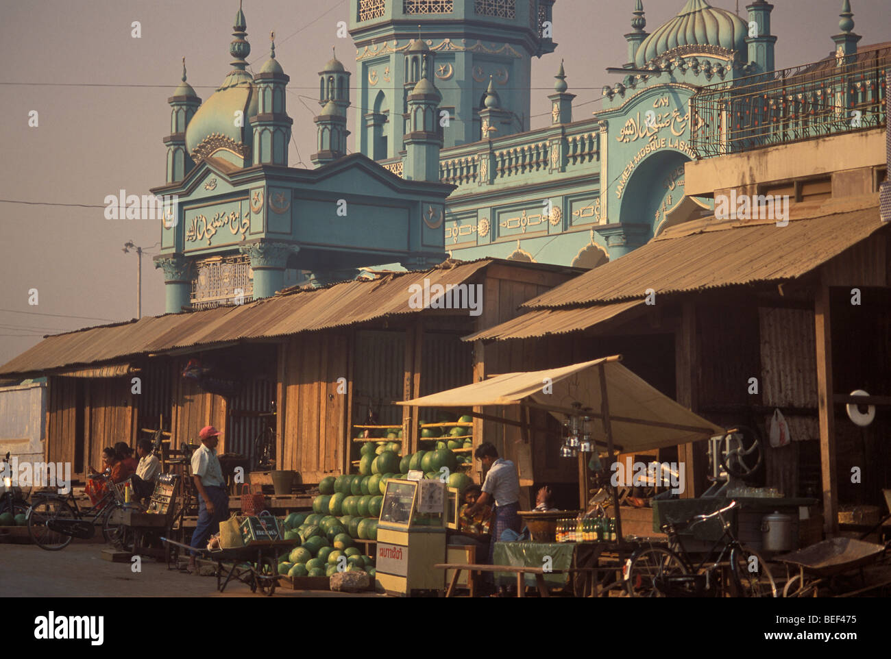 Mosquée bleue et marché à Lashio, l'État Shan, en Birmanie/au Myanmar Banque D'Images