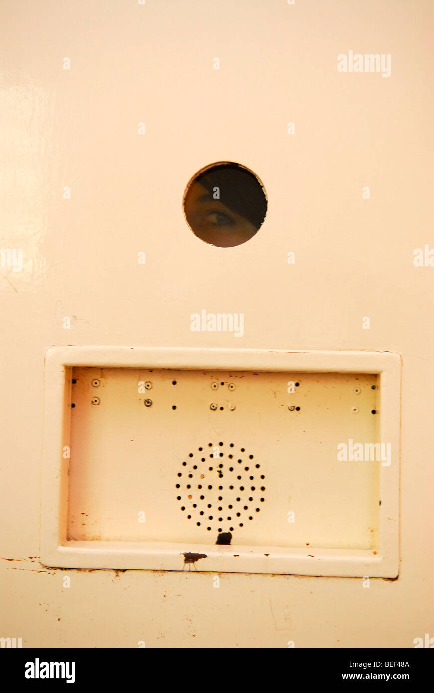 Agent de contrôle sur la détention sous garde prisonnier placé en cellule, Farnham, Surrey, Royaume-Uni. Banque D'Images