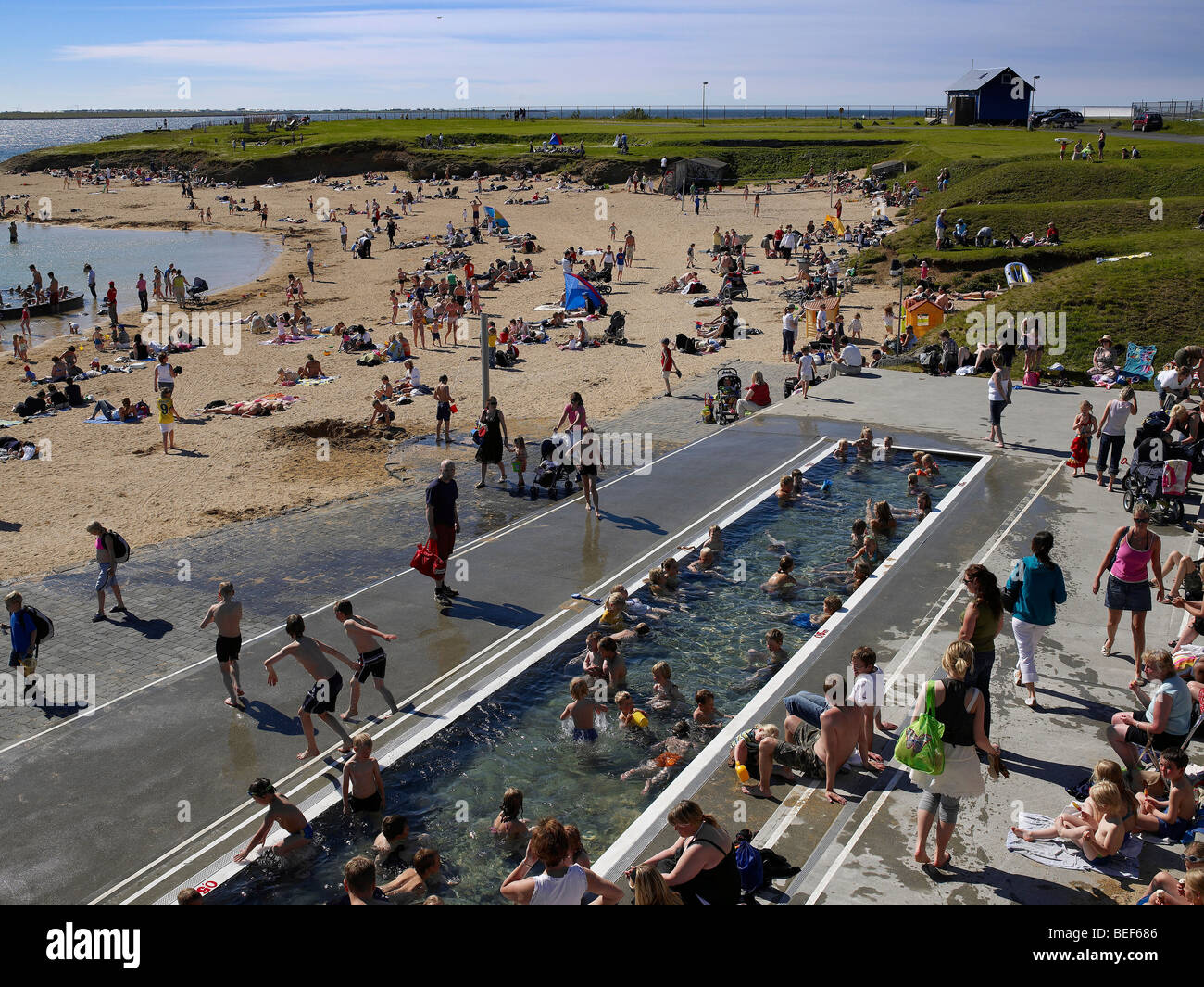 Nautholsvik, géothermie piscine section pour la natation et des bains à remous, Reykjavik Islande Banque D'Images