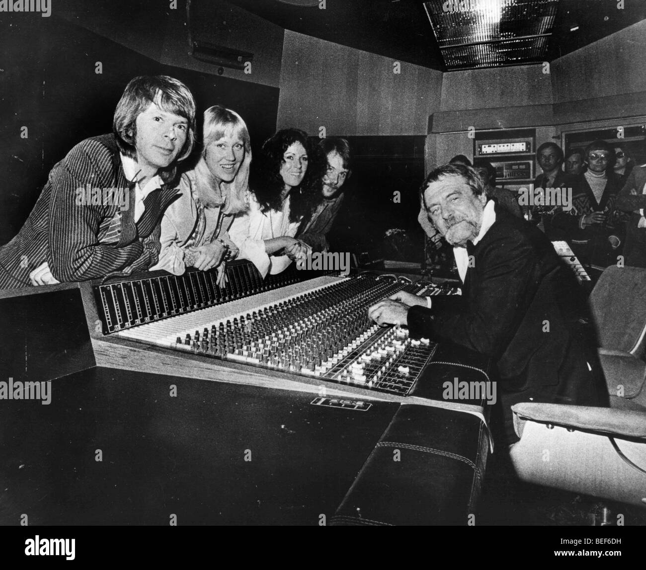 ABBA dans un studio d'enregistrement dans le milieu des années 1970 (L-R), Agnetha Fältskog Björn Ulvaeus, Anni-Frid Lyngstad, et Benny Andersson. Banque D'Images