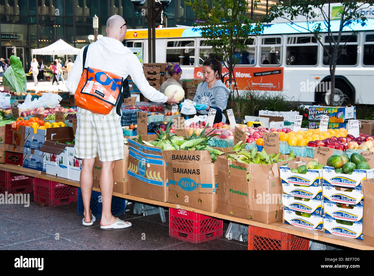 Un client qui achète des légumes frais à un marché de producteurs au Minnesota Banque D'Images
