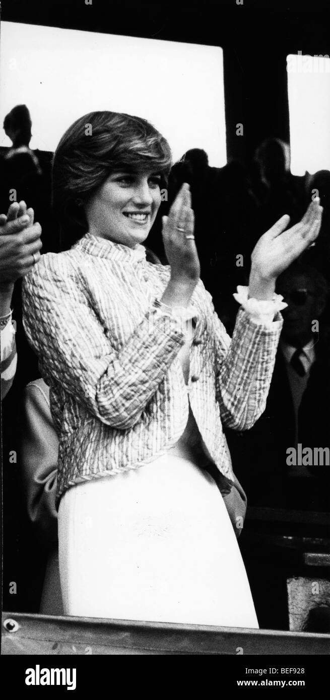 La princesse Diana applaudit à Wimbledon Banque D'Images