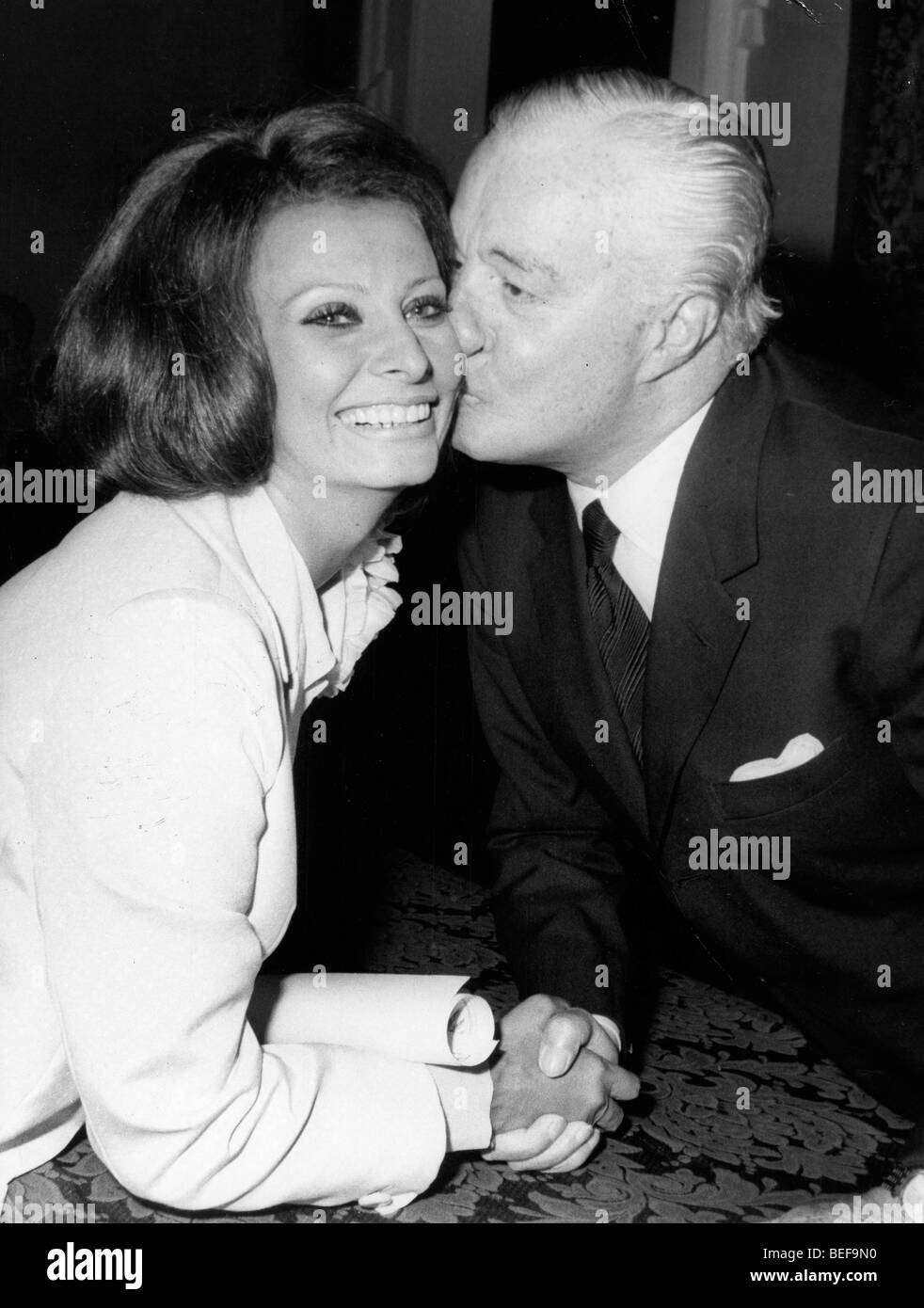 Actrice Sophia Loren embrassé par Vittorio de Sica Banque D'Images