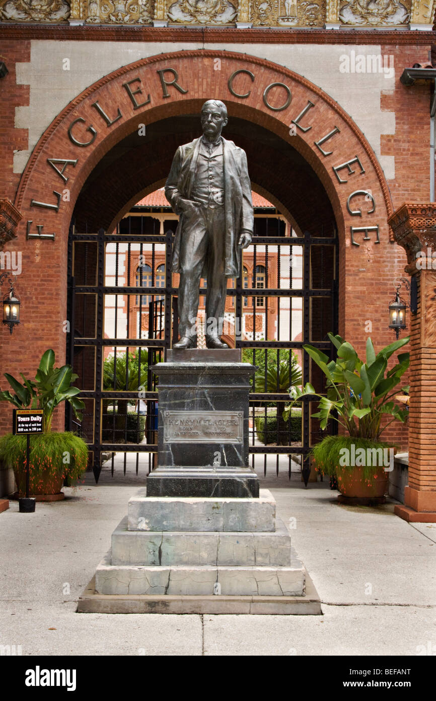 Statue de Henry Flagler en face de l'entrée de Flagler College, St Augustine Fl. Banque D'Images