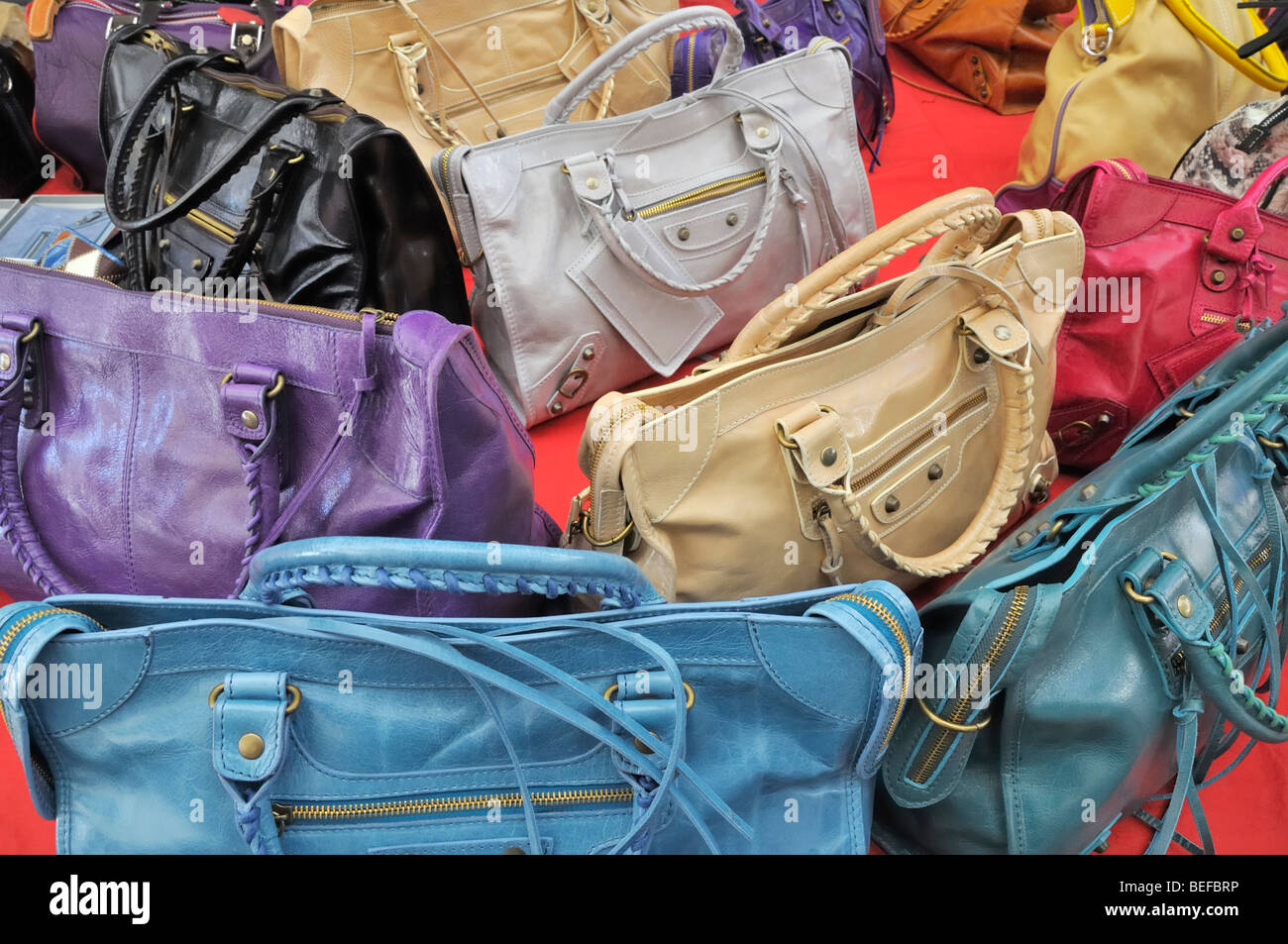 Sacs à main en cuir et sacs à main sur l'affichage à la vente sur le marché  de plein air hebdomadaire en Italie Photo Stock - Alamy