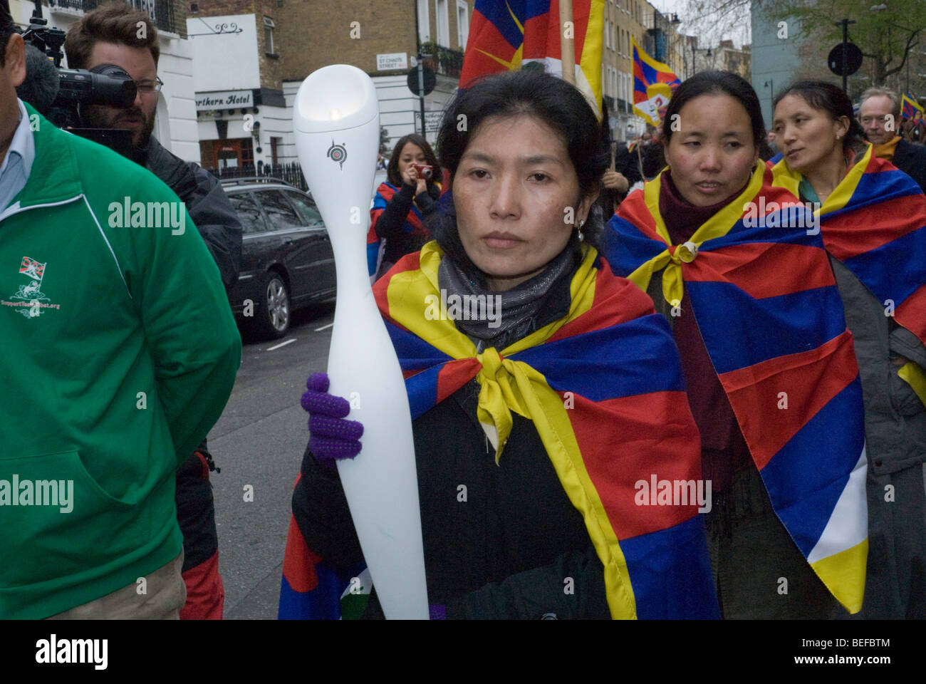 Les nonnes de Drapchi porte les la flamme tibétaine de la liberté de la London rally en route vers sa prochaine escale à Paris Banque D'Images