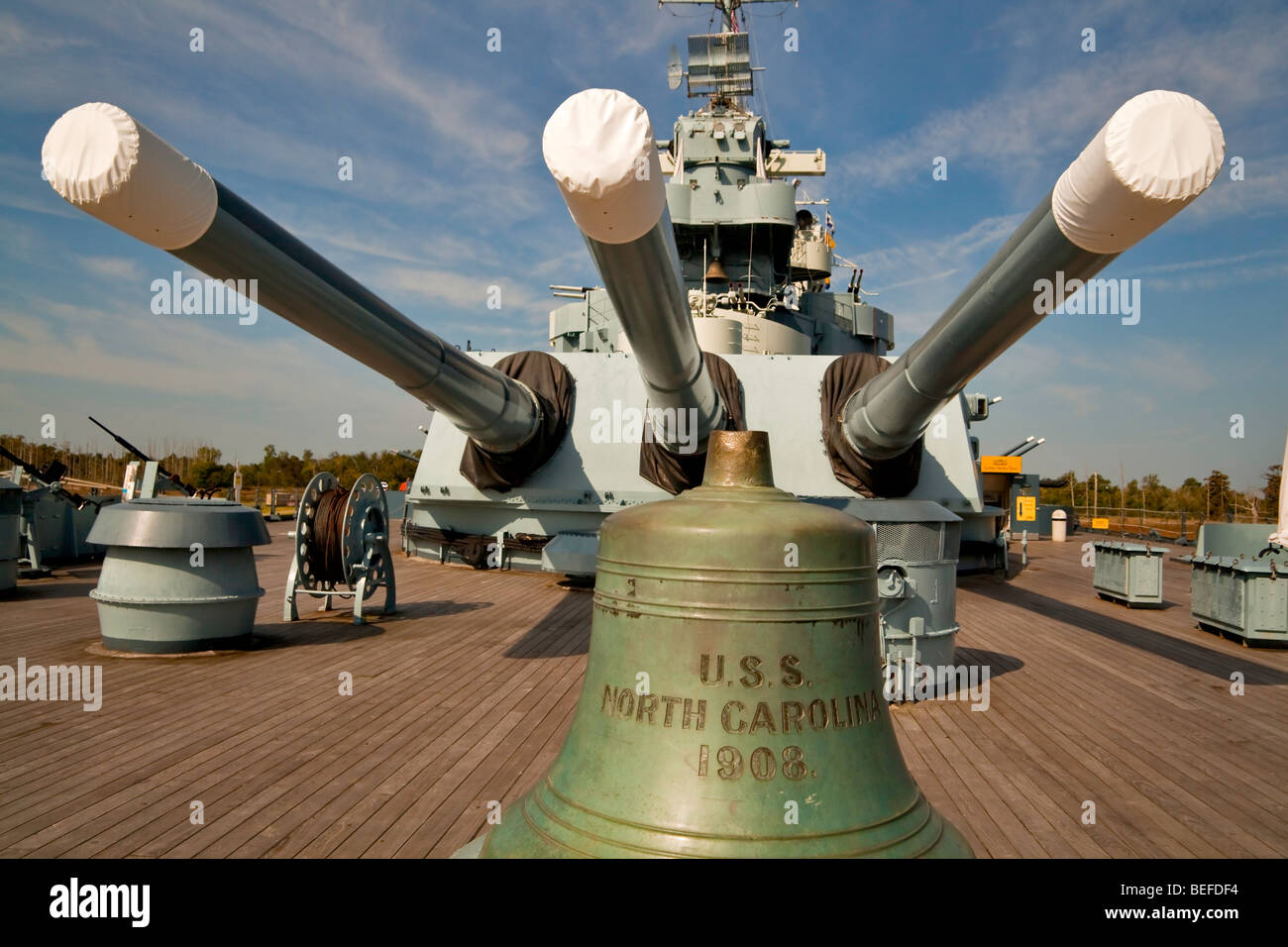 La cloche d'un autre navire de guerre USS North Carolina sur le pont du navire de guerre du même nom Banque D'Images