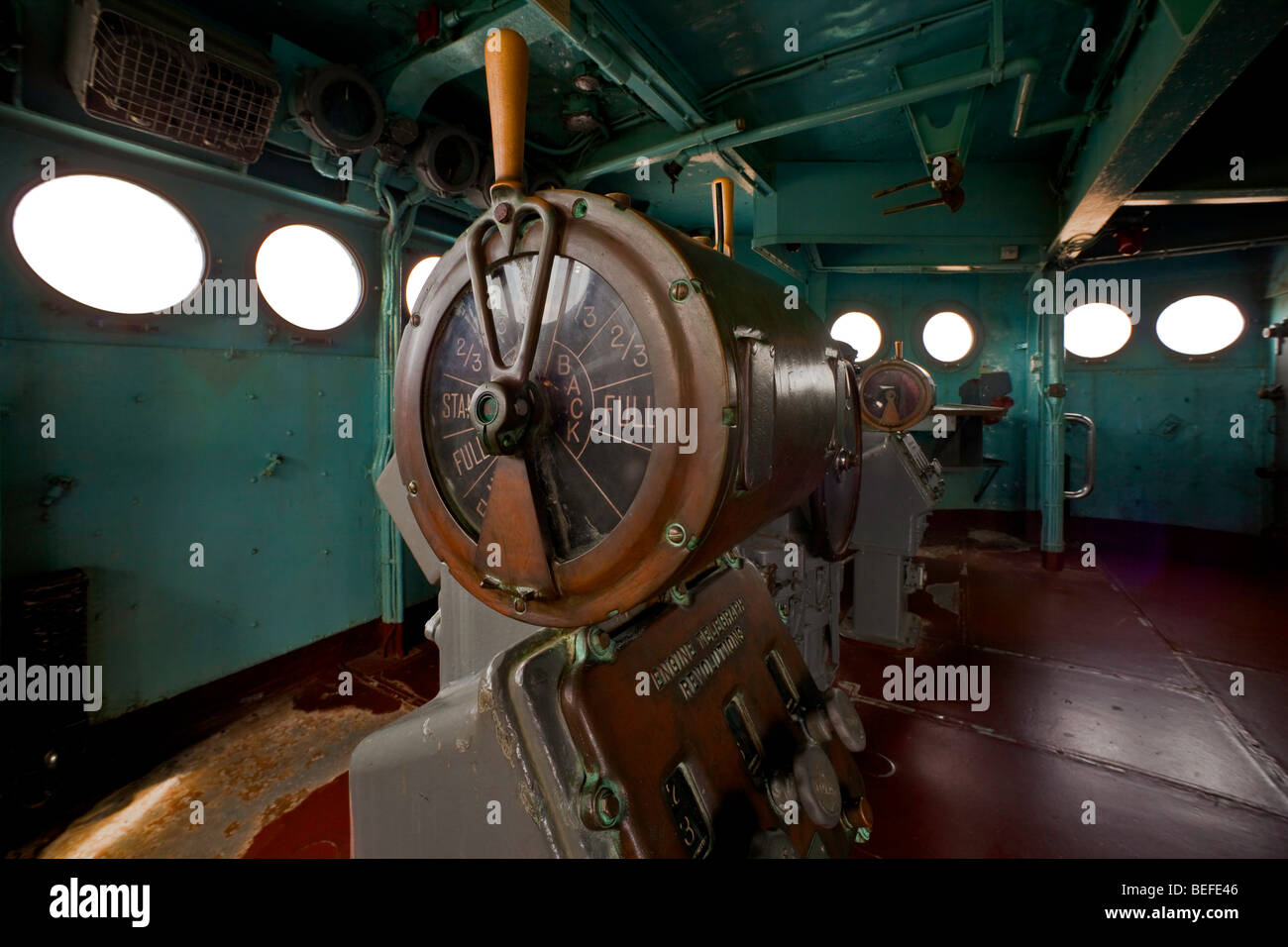 Le pont principal du navire de guerre USS North Carolina avec un monument commémoratif de guerre de près de l'ordre moteur Telegraph Banque D'Images
