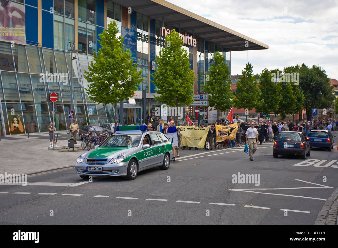 L'anti-fascisme et l'anti-racisme de protestation à Iéna, Thuringe, Allemagne avec une voiture de police escort Banque D'Images