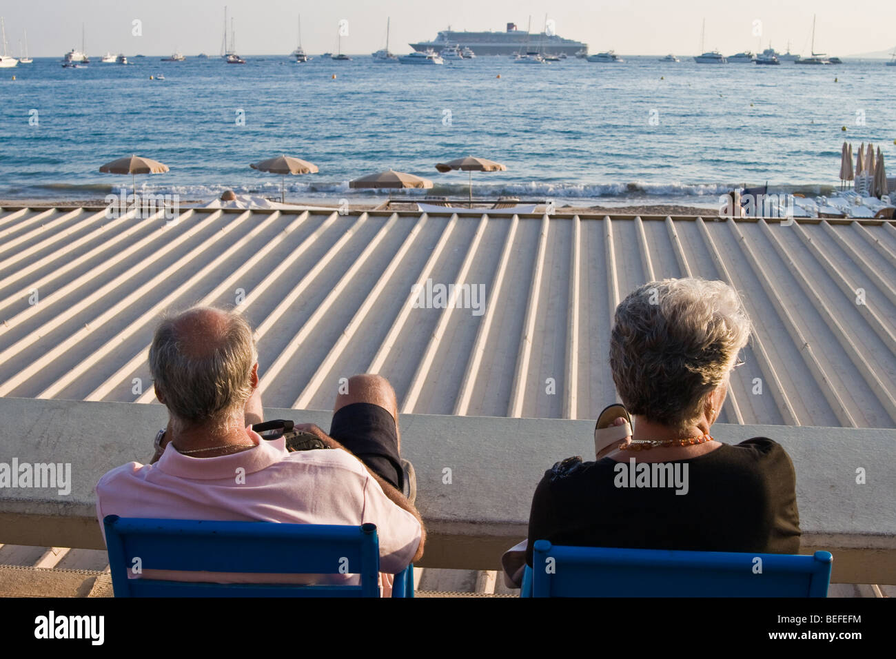 D'âge mûr se détendre à la fin de la journée, une plage, Cannes Banque D'Images