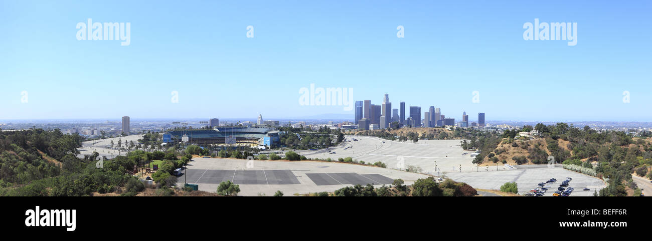 Aperçu panoramique : Los Angeles Downtown Skyline et le Dodger Stadium Banque D'Images
