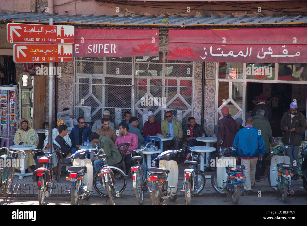 Street Café à Marrakech avec les hommes et les femmes assis à des tables Banque D'Images