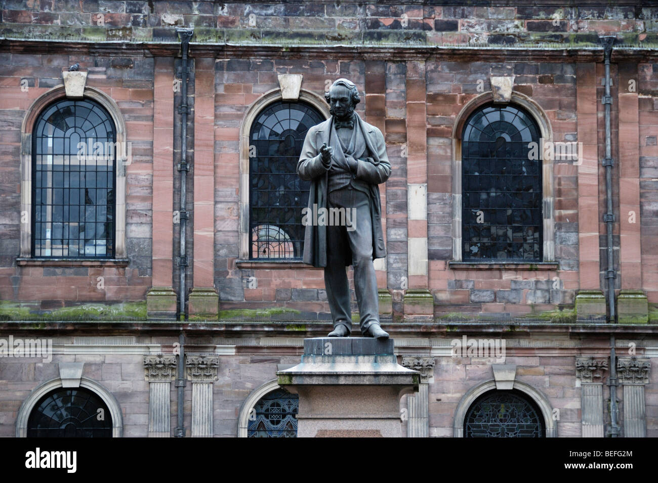 Statue de l'homme d'État libéral radical et Richard Cobden contre St Ann's Church, Manchester, Angleterre, RU Banque D'Images