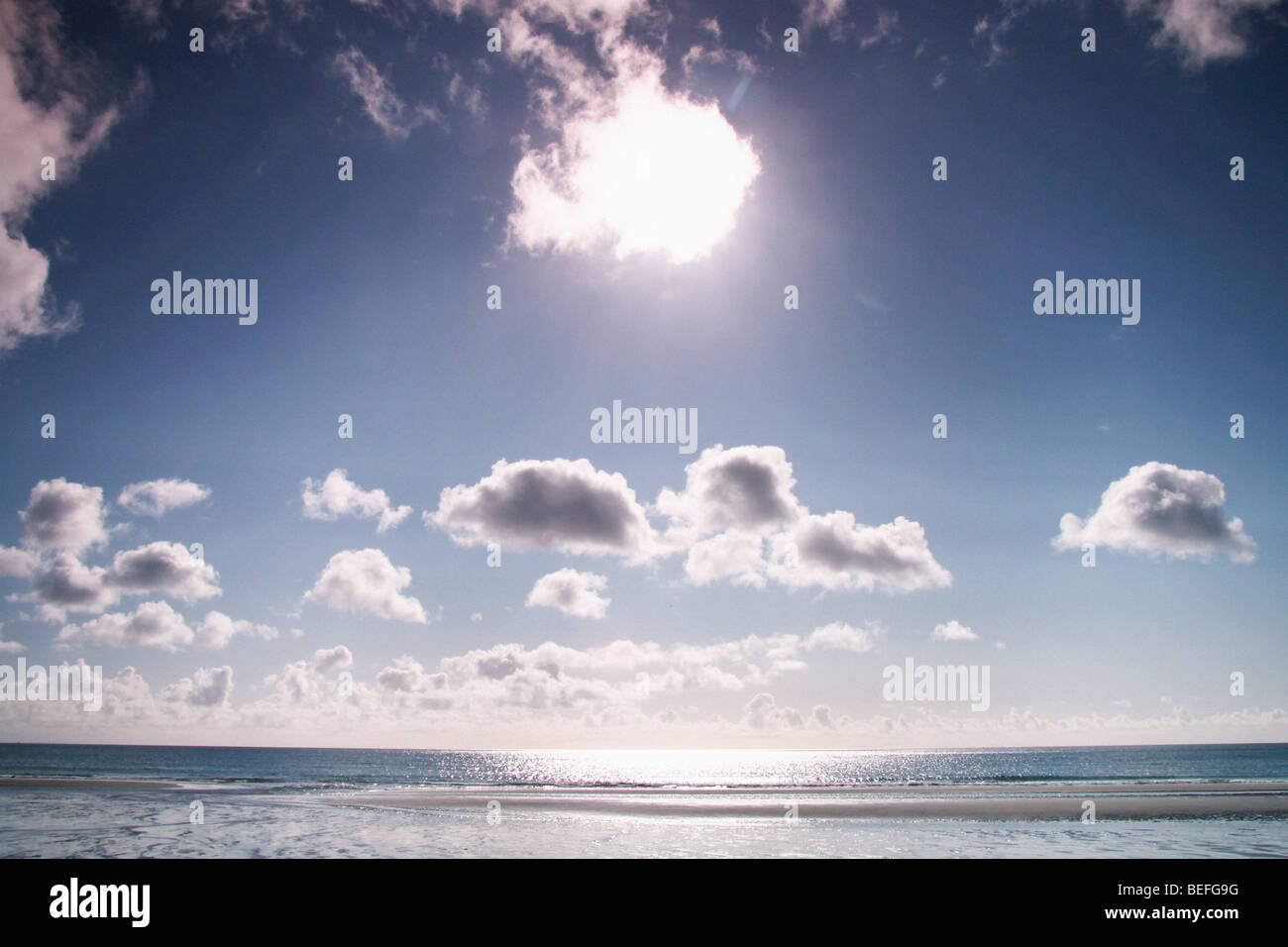 Soleil qui brille sur la mer Banque D'Images