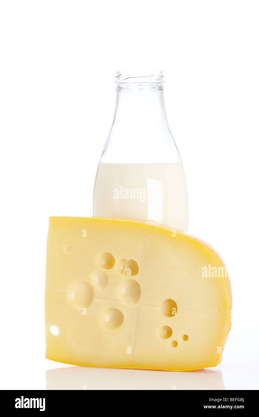 Tranche de fromage frais et de lait bouteille isolé sur fond blanc Banque D'Images